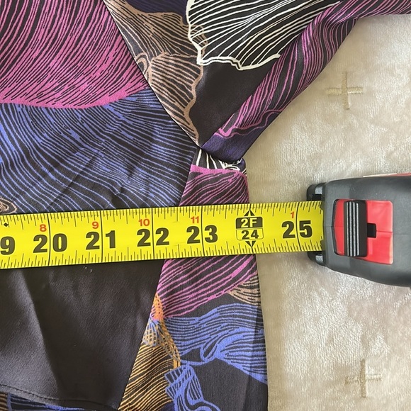 Chicos Woman’s Abstract Print Tie Front Top Size XL 3 Purple Satiny Split Neck - Picture 7 of 12